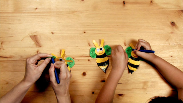 Paso 11 - Manualidad - La abeja y la flor